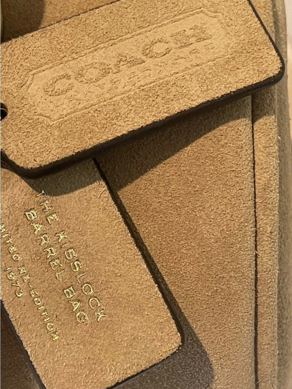 Coach Kisslock Barrel Bag In Soul /Tan Suede Brass Hardware Gift Boxed NWT - Picture 16 of 16